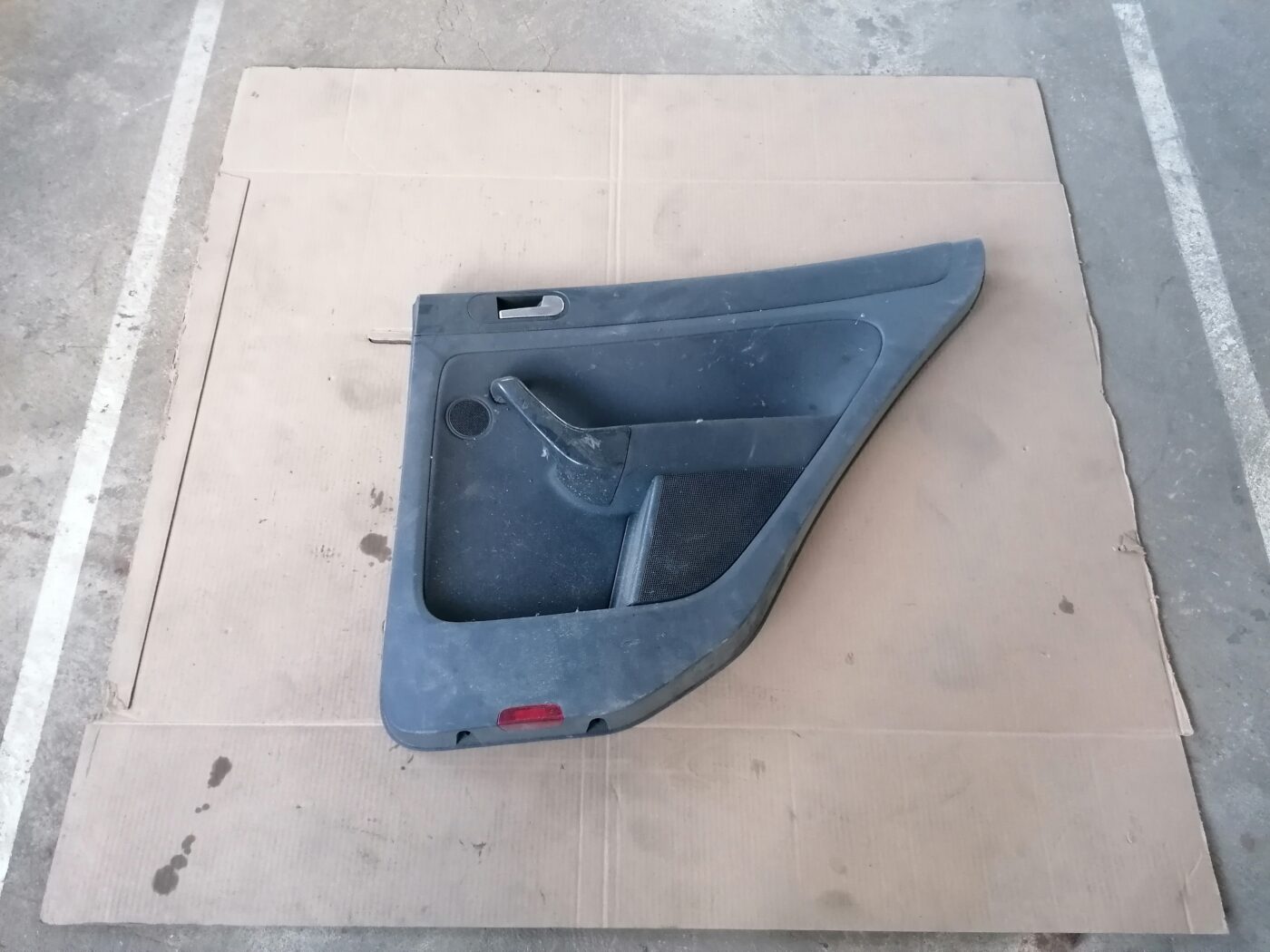 Aizmugurējo labo durvju apdare priekš VW GOLF PLUS 2005-2013 1 Aizmugurējo labo durvju apdare priekš VW GOLF PLUS 2005-2013