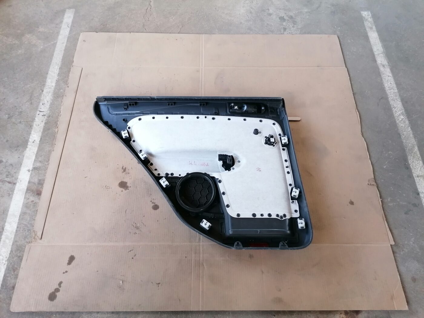 Aizmugurējo labo durvju apdare priekš VW GOLF PLUS 2005-2013 2 Aizmugurējo labo durvju apdare priekš VW GOLF PLUS 2005-2013