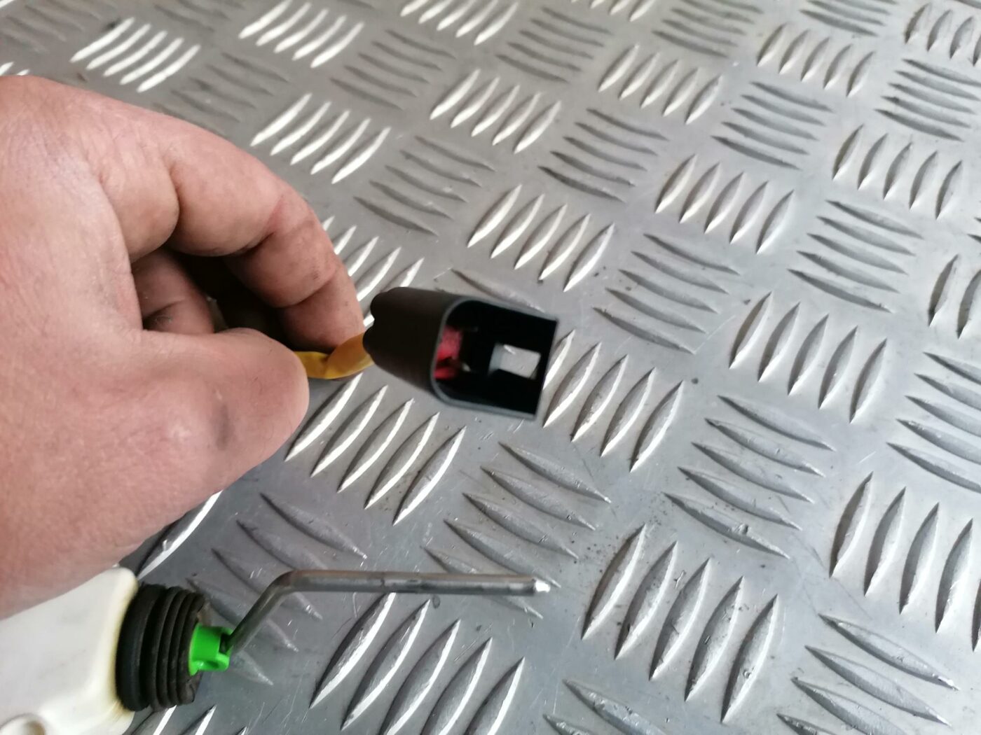 Degvielas tvertnes vāka slēdzene priekš FORD GALAXY 2005