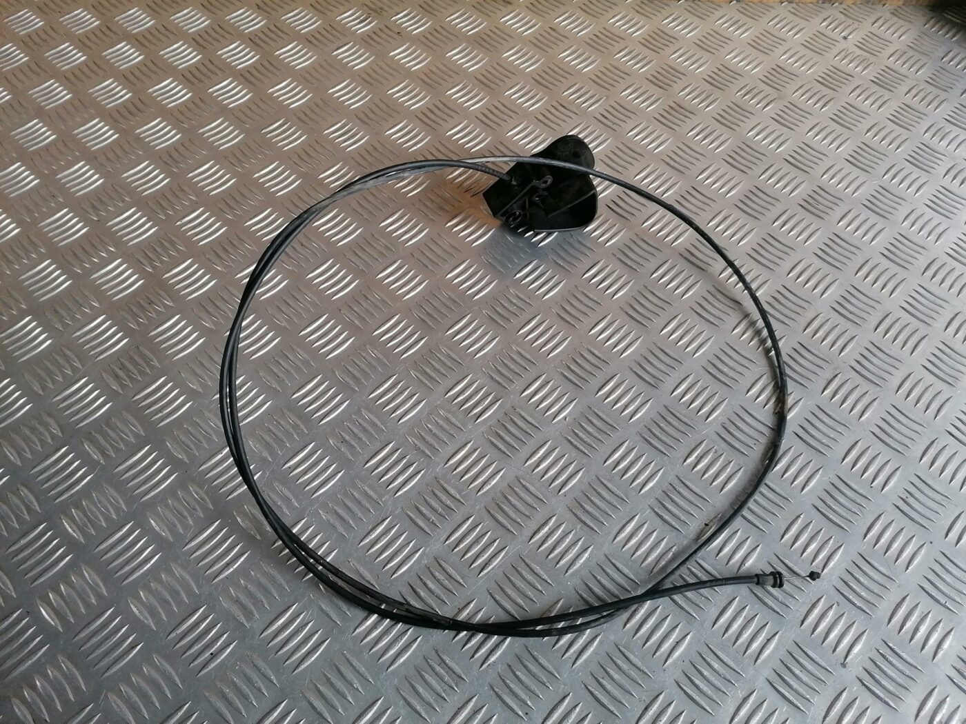 Pārsega slēdzenes trose priekš CHRYSLER SEBRING 2006 1 Pārsega slēdzenes trose priekš CHRYSLER SEBRING 2006