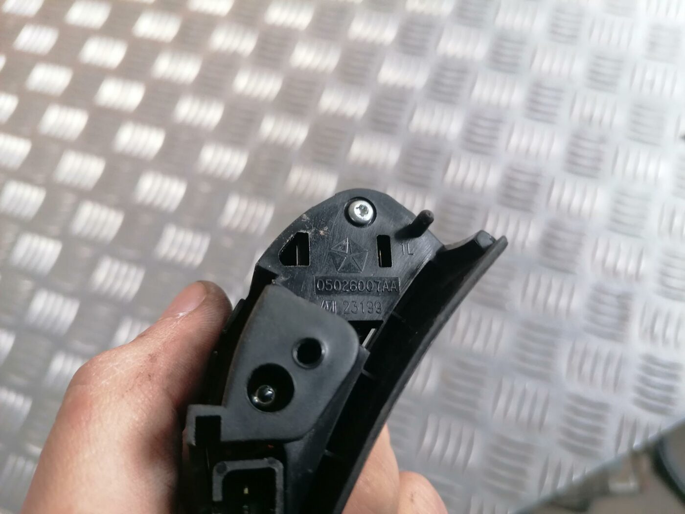 Stūres poga priekš CHRYSLER SEBRING 2006 3 Stūres poga priekš CHRYSLER SEBRING 2006