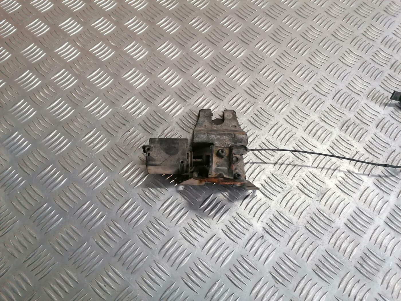 Bagāžnieka vāka slēdzene priekš BMW 530D E39 2001 TOURING 1 Bagāžnieka vāka slēdzene priekš BMW 530D E39 2001 TOURING