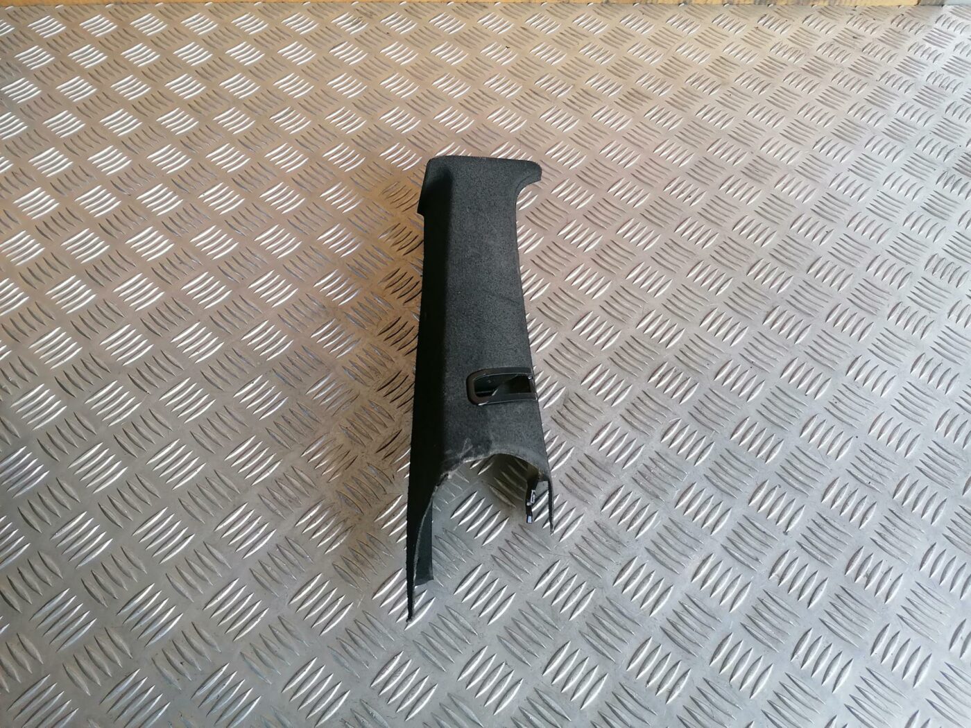 Aizmugurējas salona statnes apdare priekš BMW 530D E39 2001 TOURING