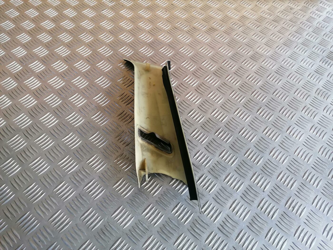 Aizmugurējas salona statnes apdare priekš BMW 530D E39 2001 TOURING