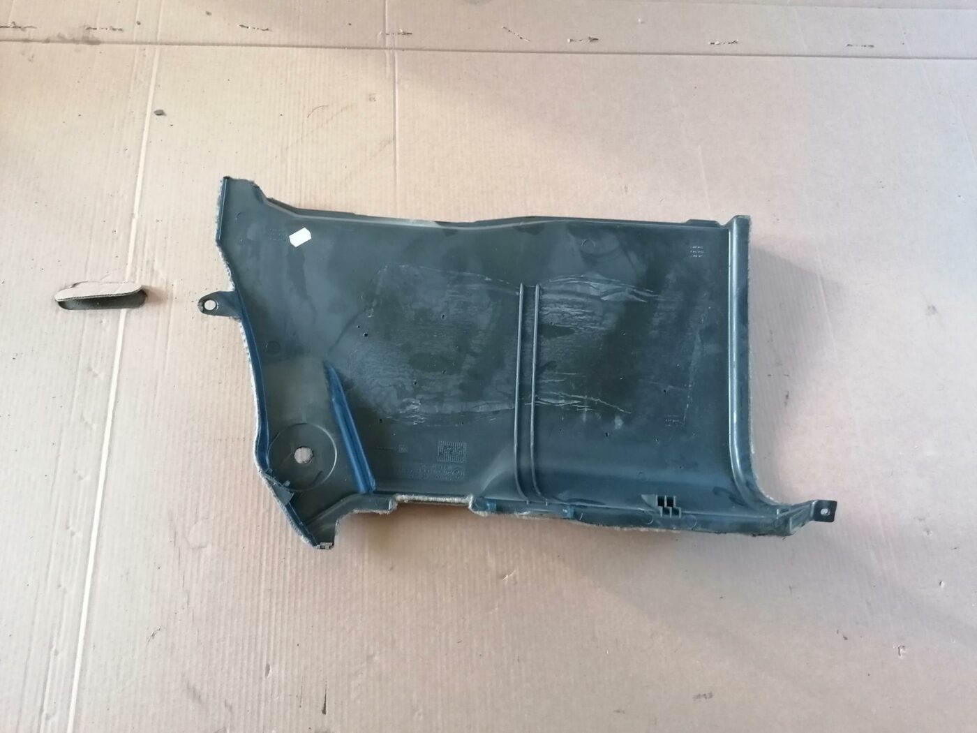 Bagāžnieka nodalījuma sānu apdare priekš BMW 530D E39 2001 TOURING 2 Bagāžnieka nodalījuma sānu apdare priekš BMW 530D E39 2001 TOURING