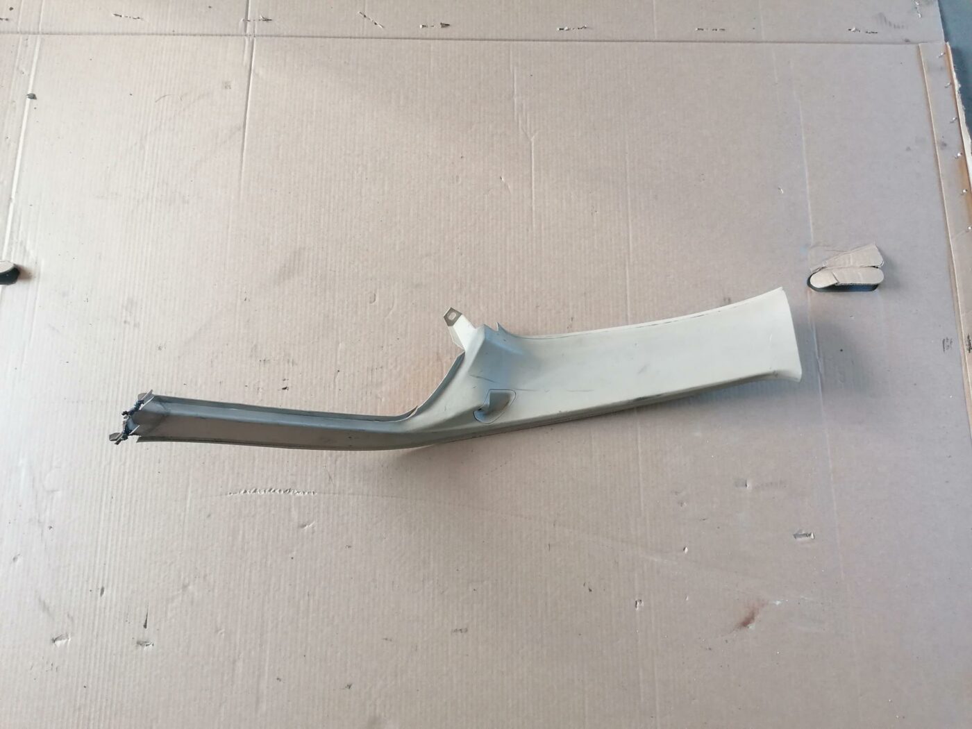 Bagažnieka nodalījuma statnes apdare priekš BMW 530D E39 2001 TOURING 1 Bagažnieka nodalījuma statnes apdare priekš BMW 530D E39 2001 TOURING