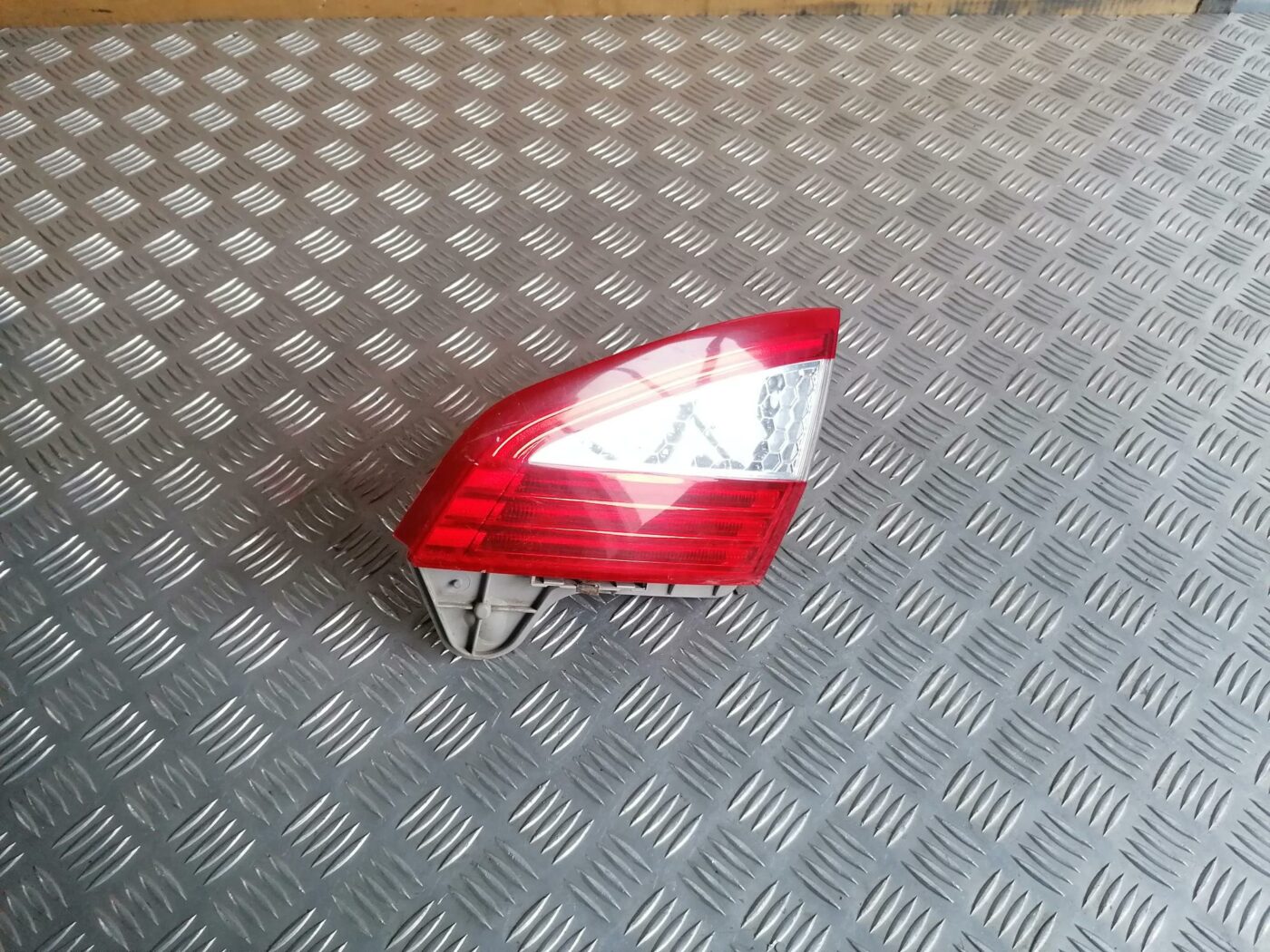 Bagāžnieka vāka labais lukturis priekš FORD MONDEO 2007