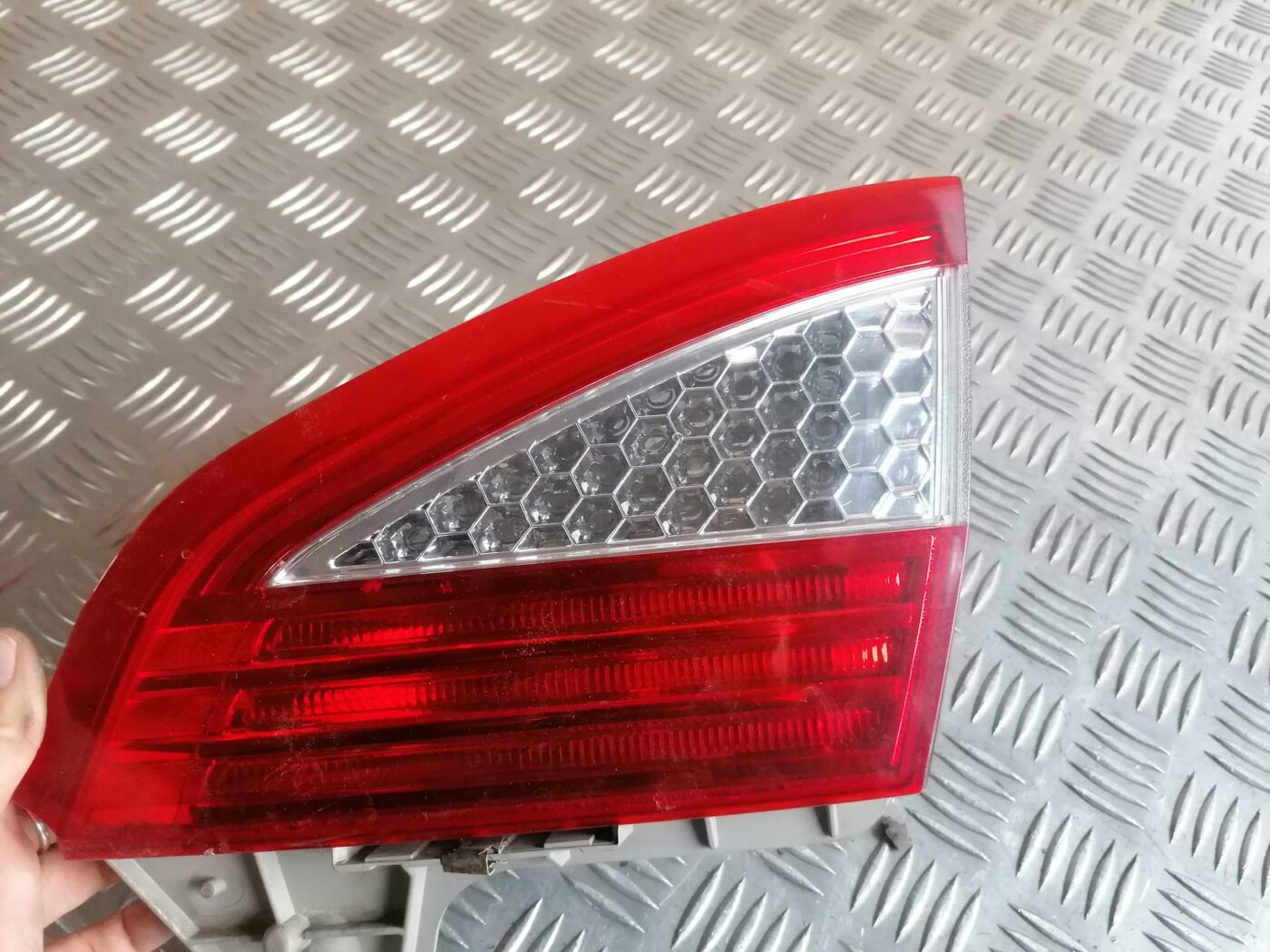 Bagāžnieka vāka labais lukturis priekš FORD MONDEO 2007