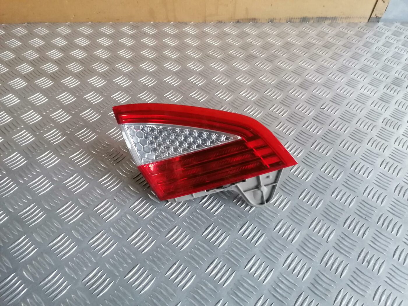 Bagāžnieka vāka kreisais lukturis priekš FORD MONDEO 2007 1 Bagāžnieka vāka kreisais lukturis priekš FORD MONDEO 2007