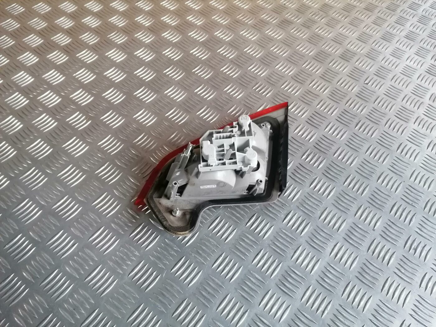 Bagāžnieka vāka kreisais lukturis priekš FORD MONDEO 2007 2 Bagāžnieka vāka kreisais lukturis priekš FORD MONDEO 2007