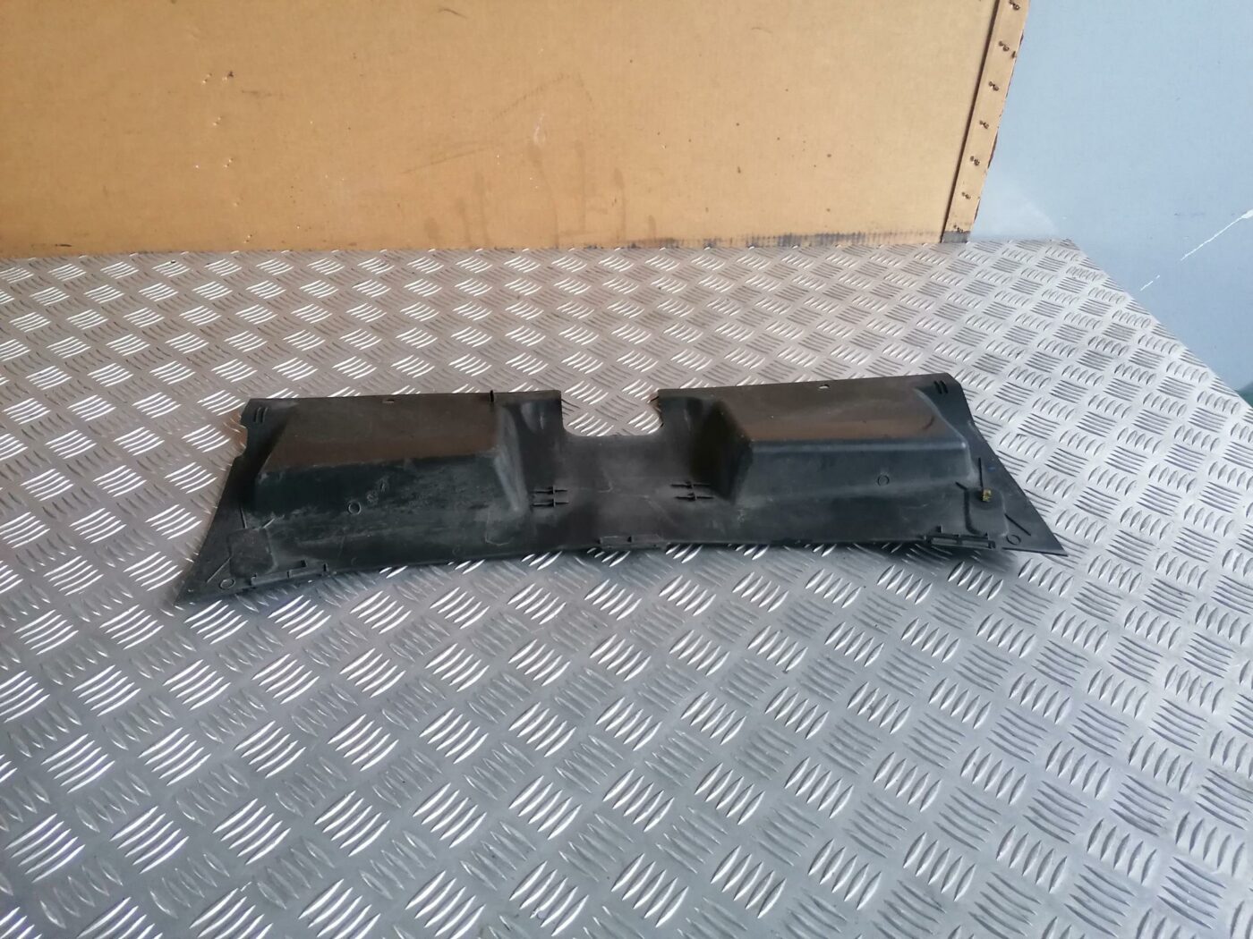 Radiatoru augšēja uzlika priekš FORD MONDEO 2007 2 Radiatoru augšēja uzlika priekš FORD MONDEO 2007