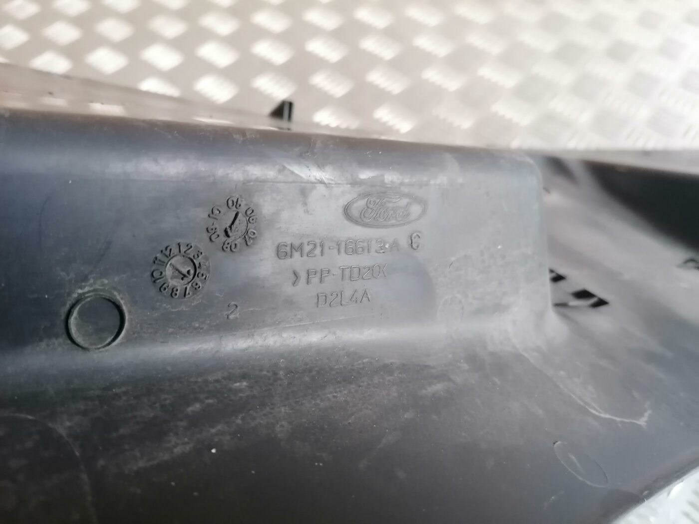 Radiatoru augšēja uzlika priekš FORD MONDEO 2007 3 Radiatoru augšēja uzlika priekš FORD MONDEO 2007