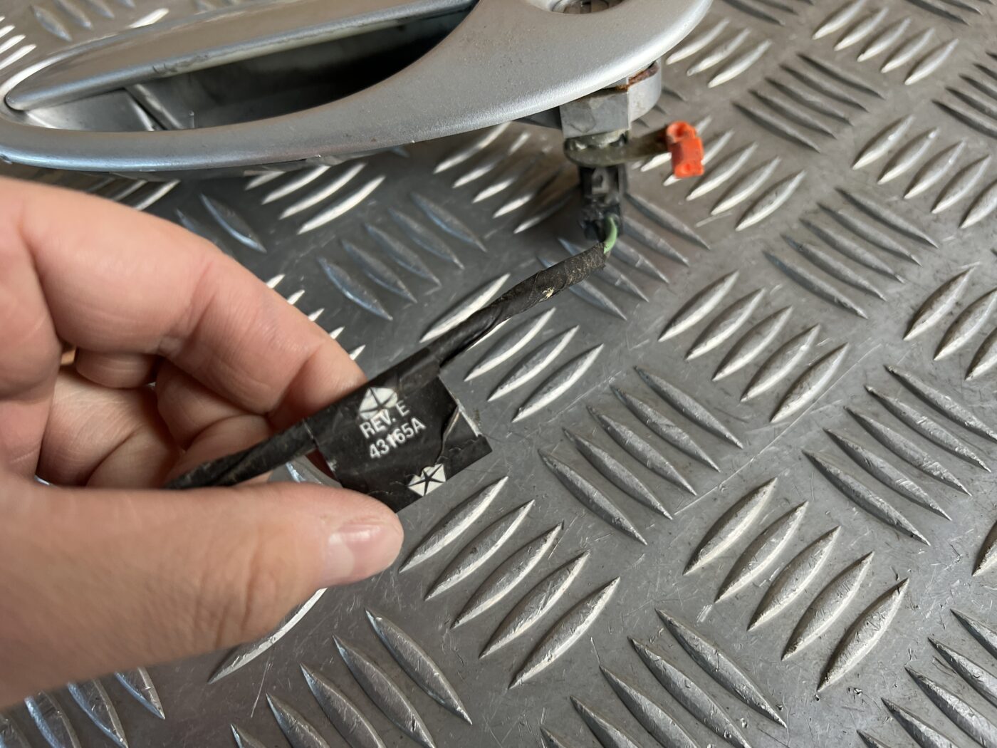 Priekšējāis kreisais durvju rokturis priekš CHRYSLER SEBRING 2006