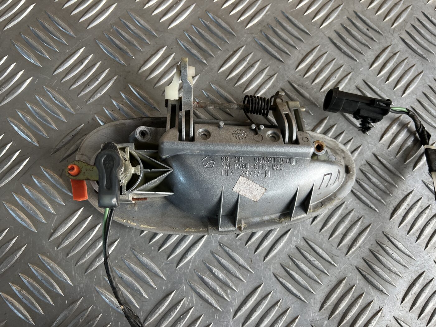 Priekšējāis kreisais durvju rokturis priekš CHRYSLER SEBRING 2006