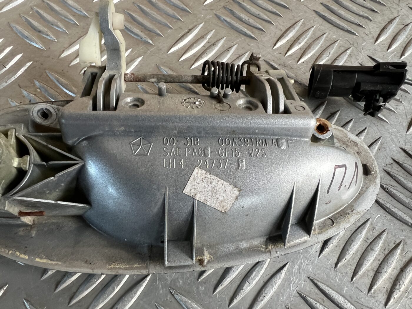 Priekšējāis kreisais durvju rokturis priekš CHRYSLER SEBRING 2006