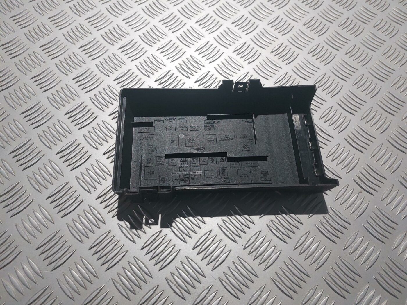 Drošinātāju kārbas korpusa vāks priekš CHRYSLER VOYAGER 2006 2 Drošinātāju kārbas korpusa vāks priekš CHRYSLER VOYAGER 2006