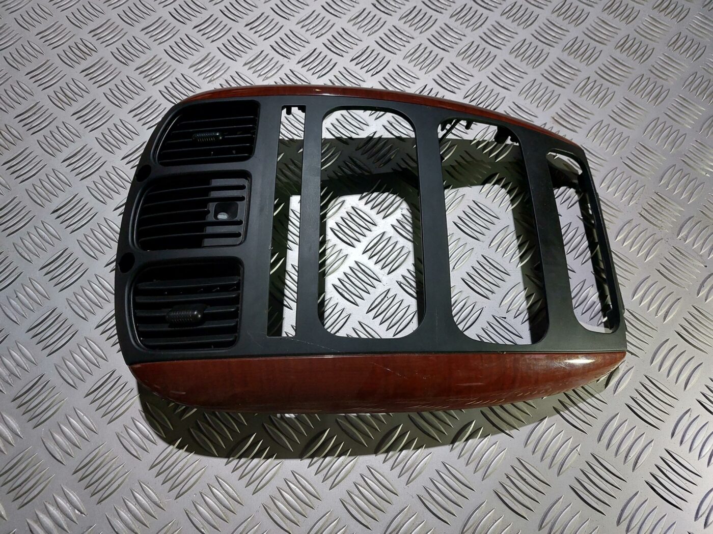 Mērinstrumentu paneļa dekoratīvais rāmis priekš CHRYSLER VOYAGER 2006 1 Mērinstrumentu paneļa dekoratīvais rāmis priekš CHRYSLER VOYAGER 2006