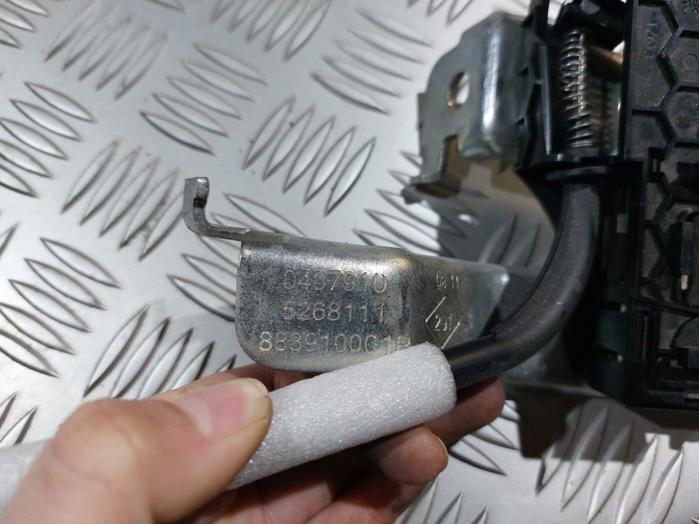 Sēdekļa aizmugures slēdzene priekš RENAULT LAGUNA 2011 4 Sēdekļa aizmugures slēdzene priekš RENAULT LAGUNA 2011