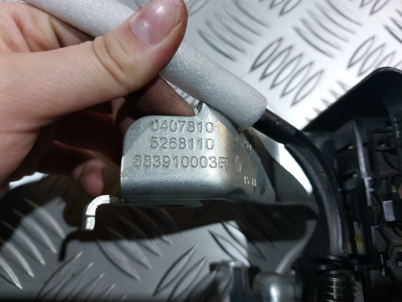 Sēdekļa aizmugures slēdzene priekš RENAULT LAGUNA 2011