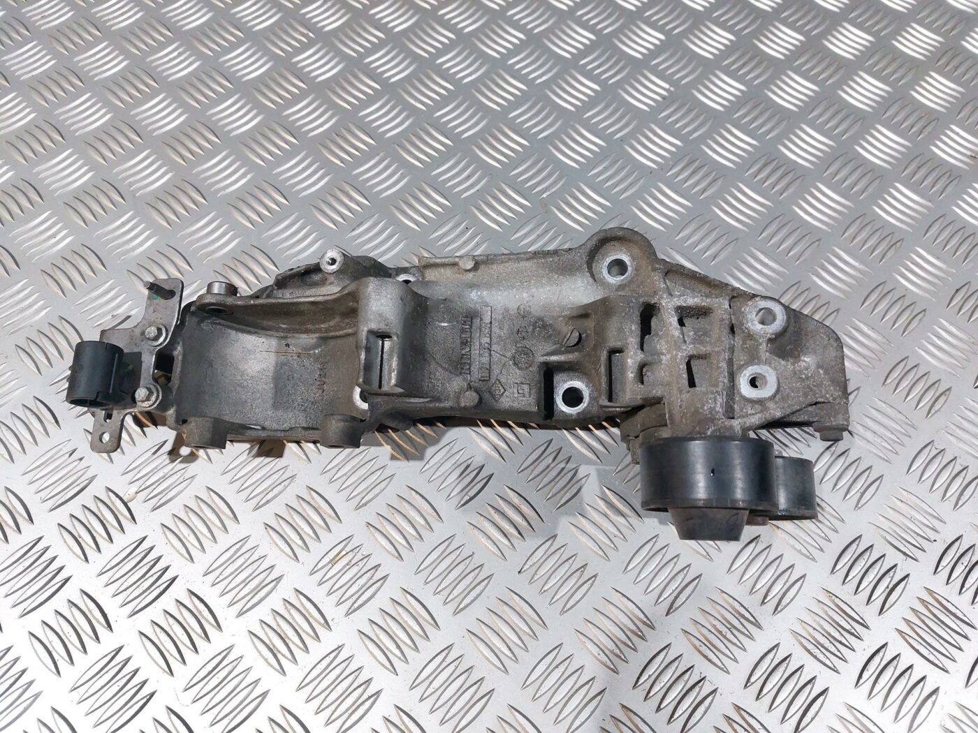 Ģeneratora kronšteins priekš RENAULT LAGUNA 2011