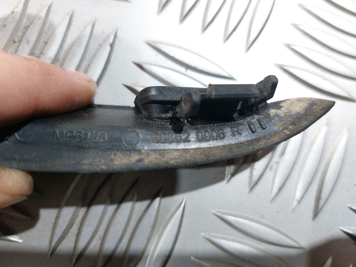 Vējstikla uzlika (deflektors) priekš RENAULT LAGUNA 2011 3 Vējstikla uzlika (deflektors) priekš RENAULT LAGUNA 2011