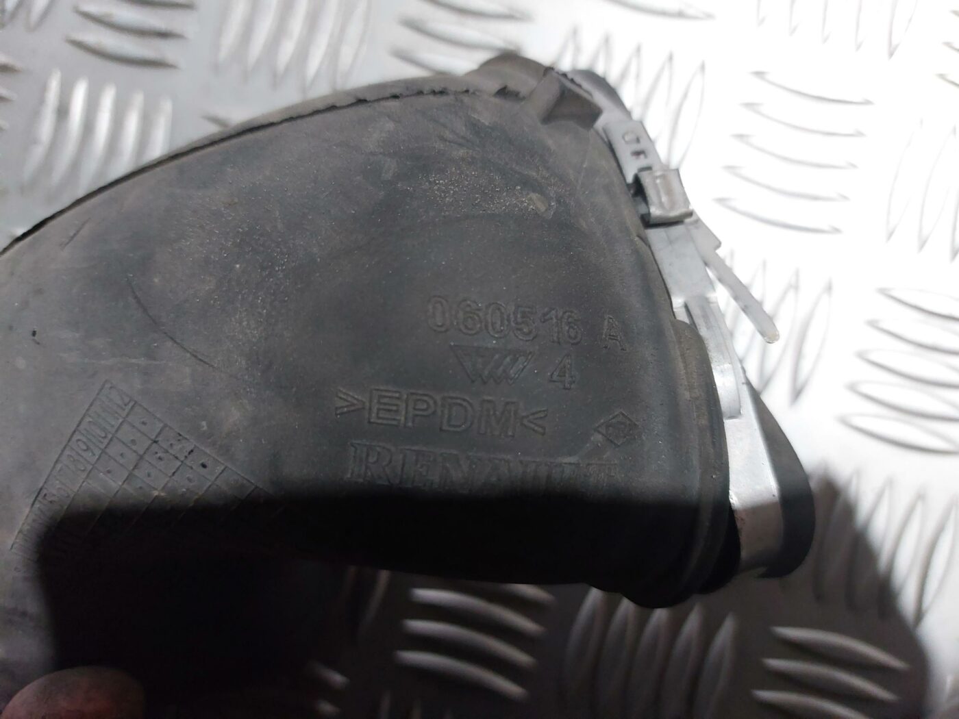 Gaisa filtra korpusa caurule priekš RENAULT LAGUNA 2011 2 Gaisa filtra korpusa caurule priekš RENAULT LAGUNA 2011