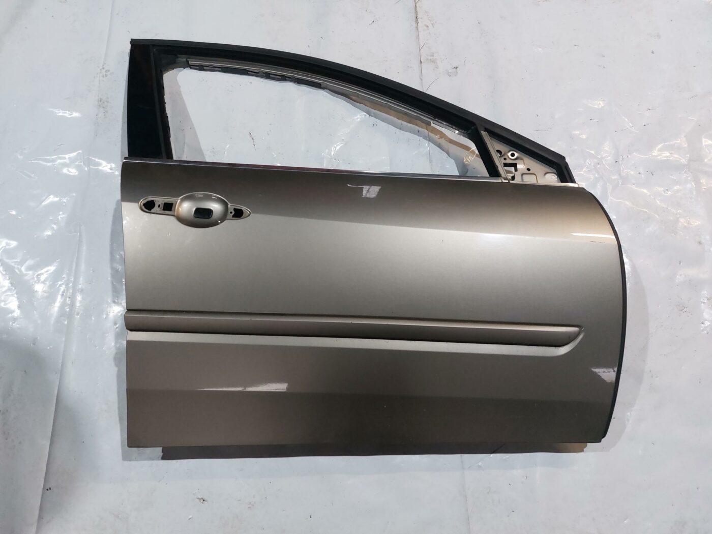 Priekšējās labās durvis priekš RENAULT LAGUNA 2011 1 Priekšējās labās durvis priekš RENAULT LAGUNA 2011