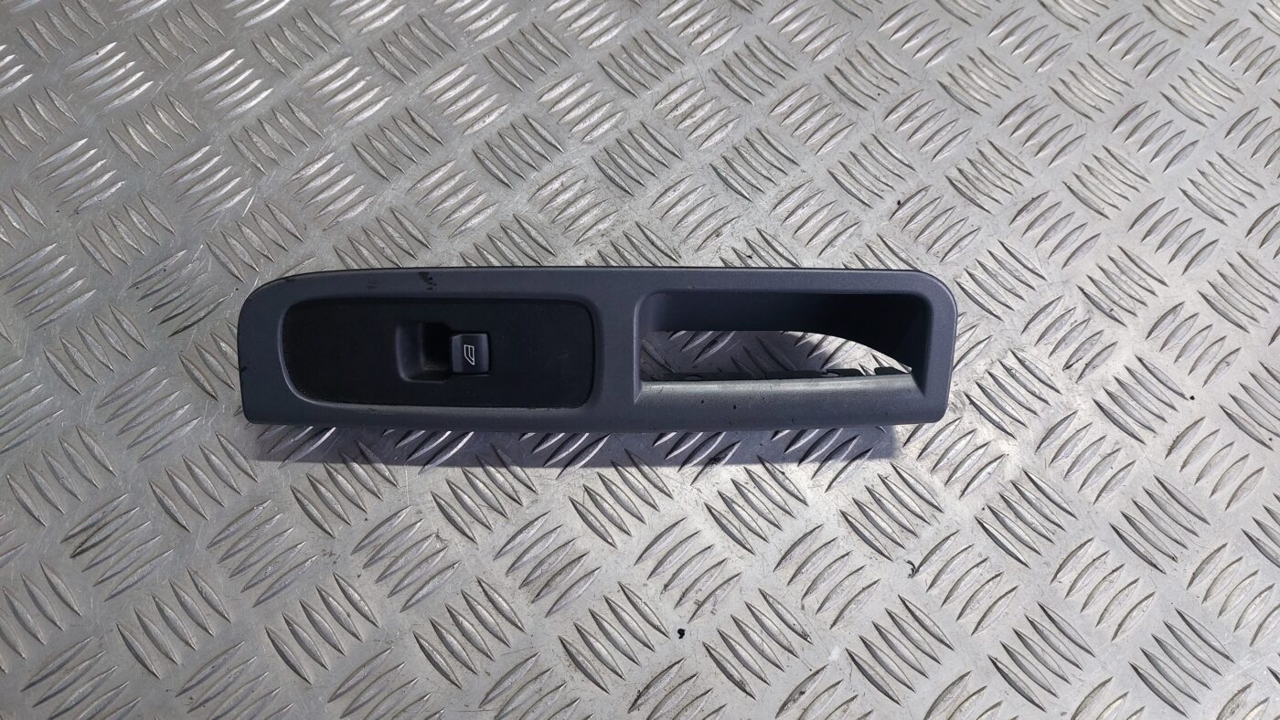 Stikla pacelšanas poga priekš VOLVO S40 2004 Black 1 Stikla pacelšanas poga priekš VOLVO S40 2004 Black