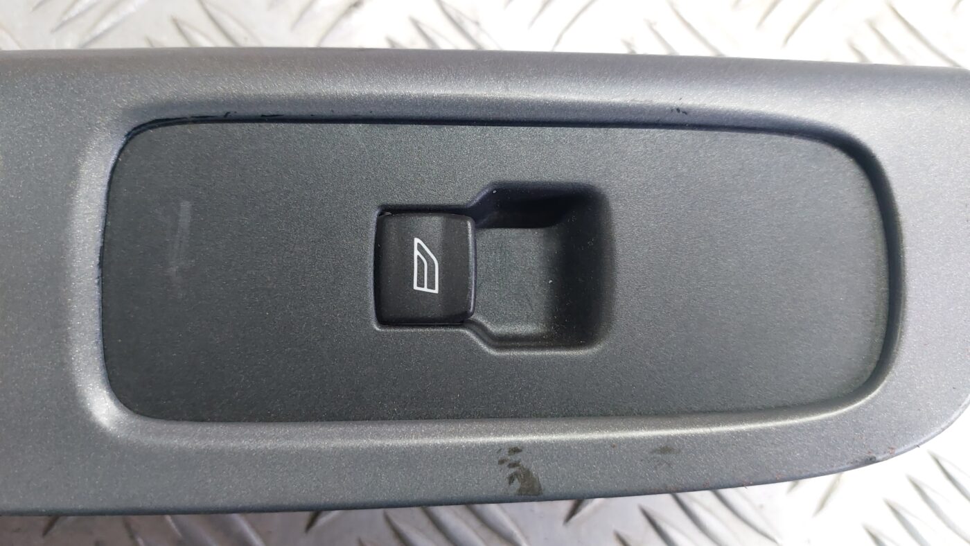 Stikla pacelšanas poga priekš VOLVO S40 2004 Black 2 Stikla pacelšanas poga priekš VOLVO S40 2004 Black