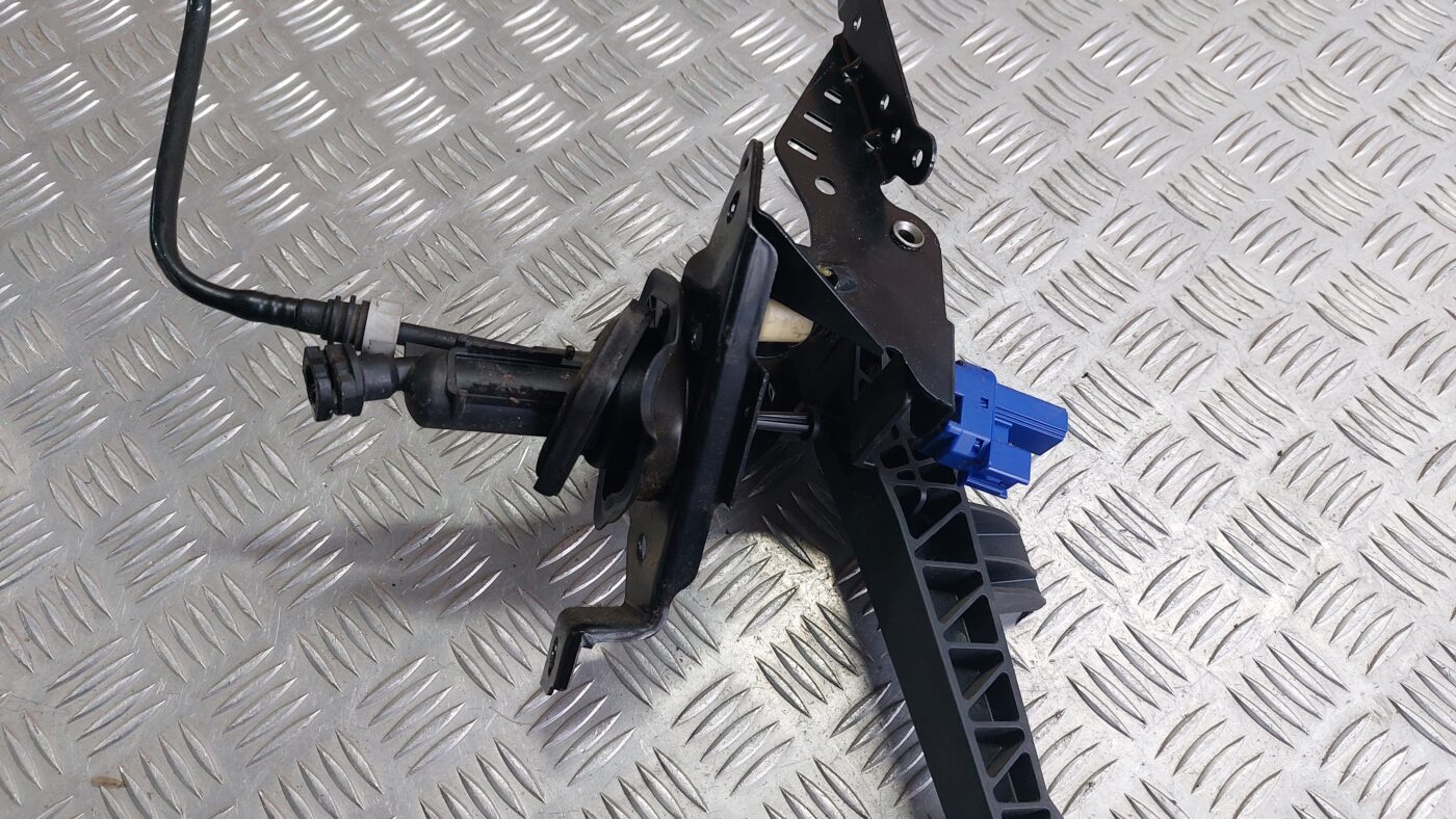 Sajūga pedālis priekš VOLVO S40 2004 Black