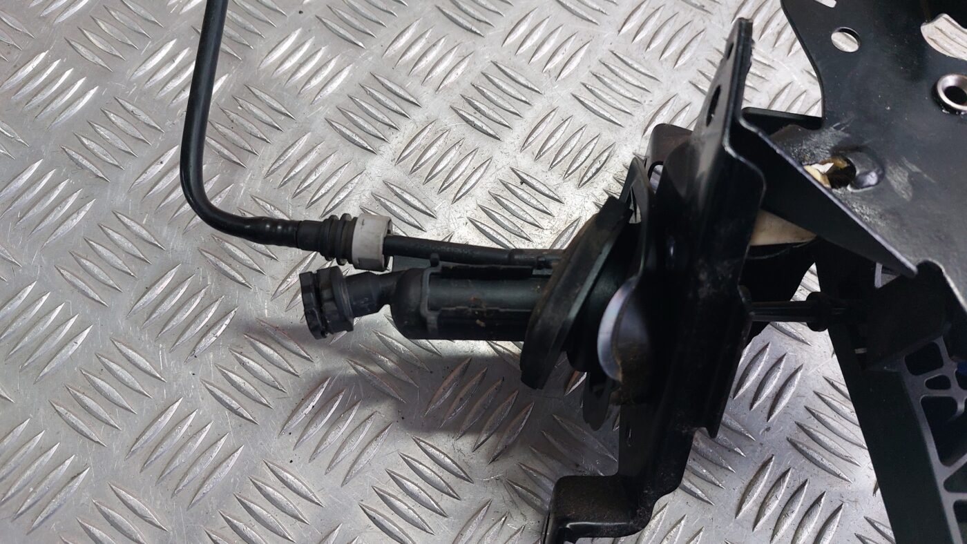 Sajūga pedālis priekš VOLVO S40 2004 Black