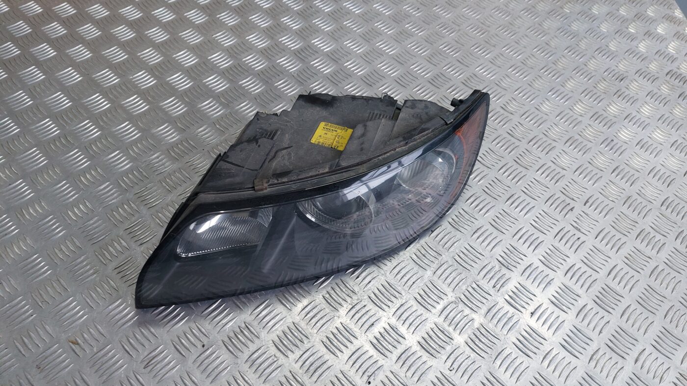 Priekšējais kreisais lukturis priekš VOLVO S40 2004 Black 1 Priekšējais kreisais lukturis priekš VOLVO S40 2004 Black