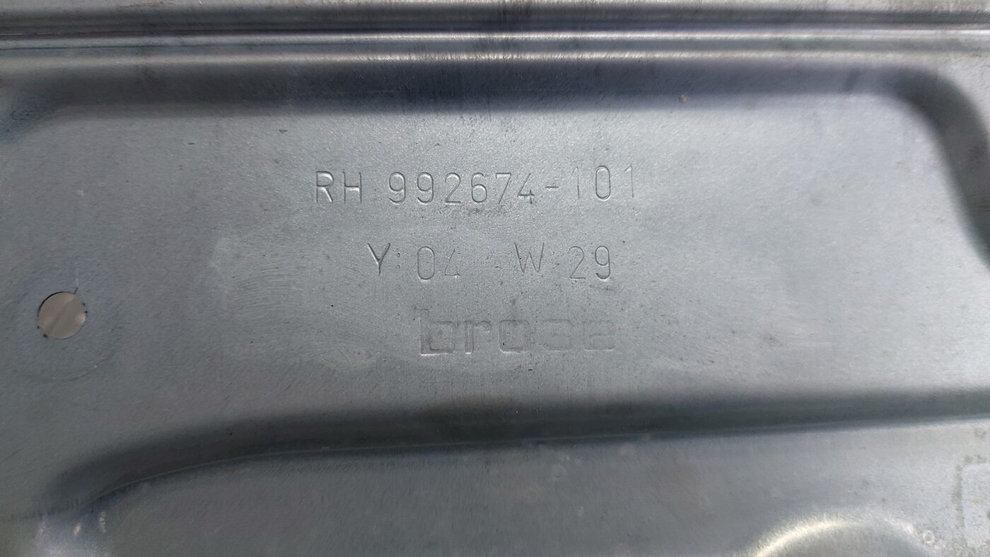 Stikla pacelšanas mehānisma panele priekš VOLVO S40 2004 Black 4 Stikla pacelšanas mehānisma panele priekš VOLVO S40 2004 Black