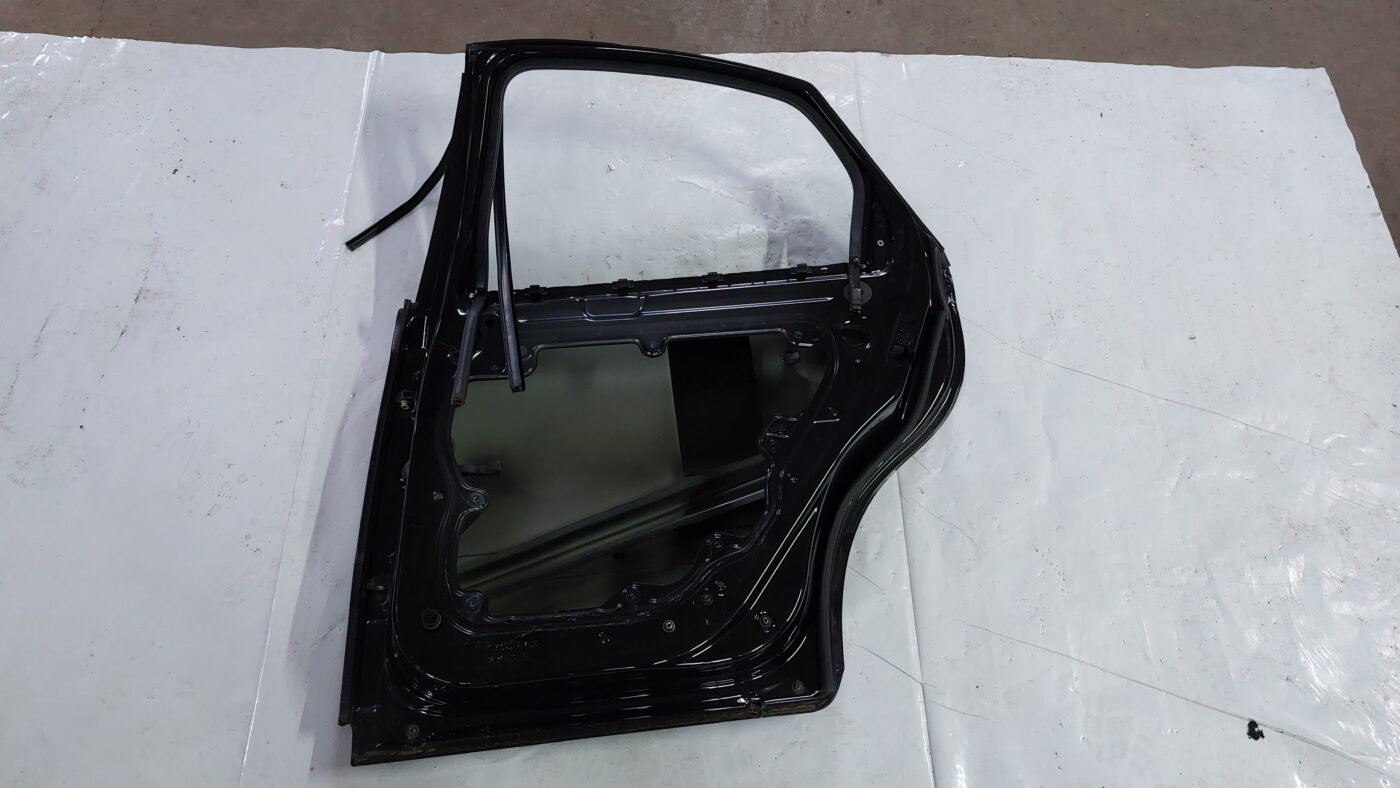 Aizmugurējās labās durvis priekš VOLVO S40 2004 Black 4 Aizmugurējās labās durvis priekš VOLVO S40 2004 Black