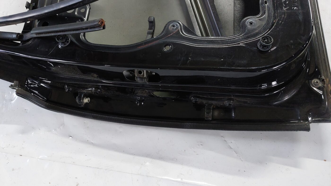 Aizmugurējās labās durvis priekš VOLVO S40 2004 Black 7 Aizmugurējās labās durvis priekš VOLVO S40 2004 Black