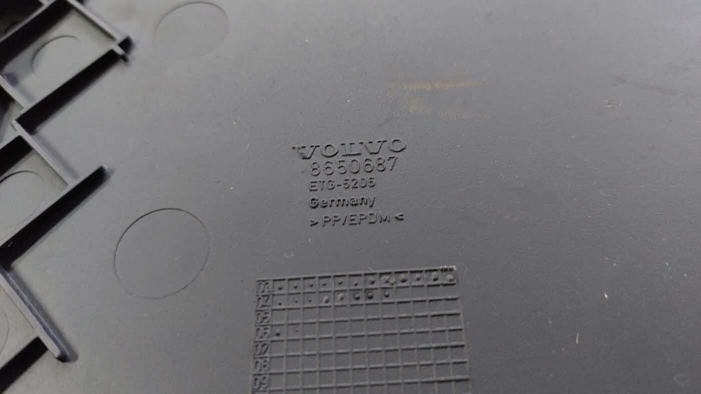 Mantu glabāšanas nodalījuma paklājs priekš VOLVO S40 2004 Black