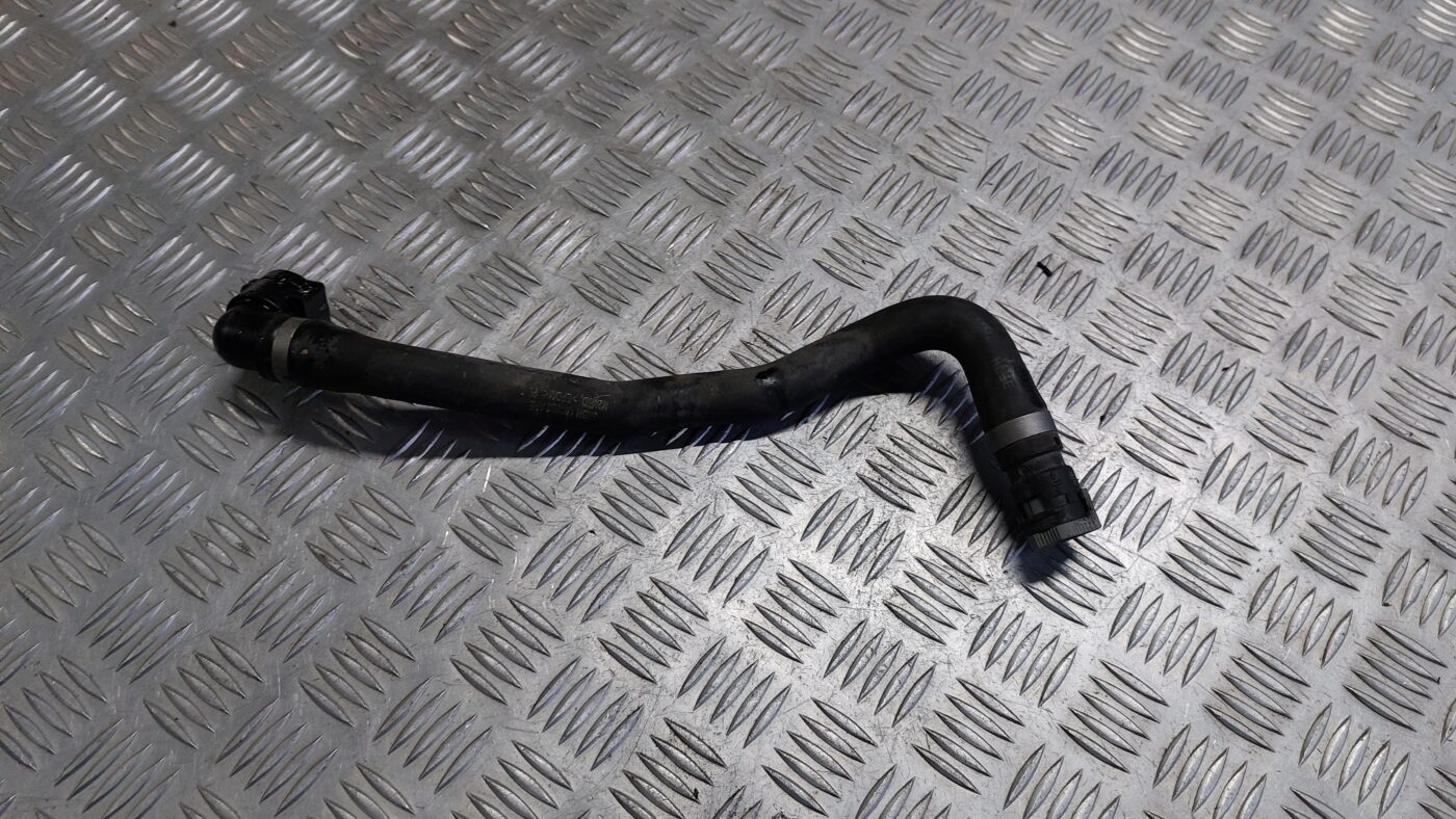 Dzesēšanas šķidruma šļūtene priekš VOLVO S40 2004 Black 1 Dzesēšanas šķidruma šļūtene priekš VOLVO S40 2004 Black