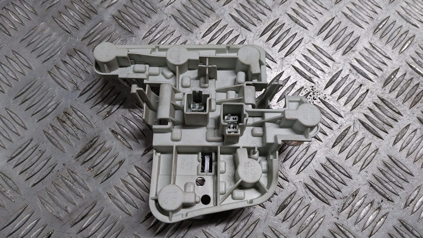 Aizmugures luktura spuldzes turētājs priekš VOLVO S40 2004 Black 2 Aizmugures luktura spuldzes turētājs priekš VOLVO S40 2004 Black