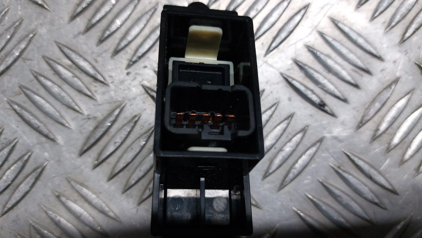 Stikla pacelšanas poga priekš MITSUBISHI COLT 2007 3 Stikla pacelšanas poga priekš MITSUBISHI COLT 2007