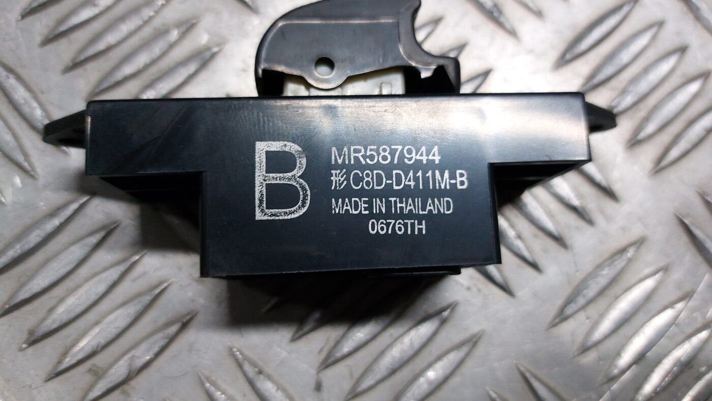 Stikla pacelšanas poga priekš MITSUBISHI COLT 2007 4 Stikla pacelšanas poga priekš MITSUBISHI COLT 2007