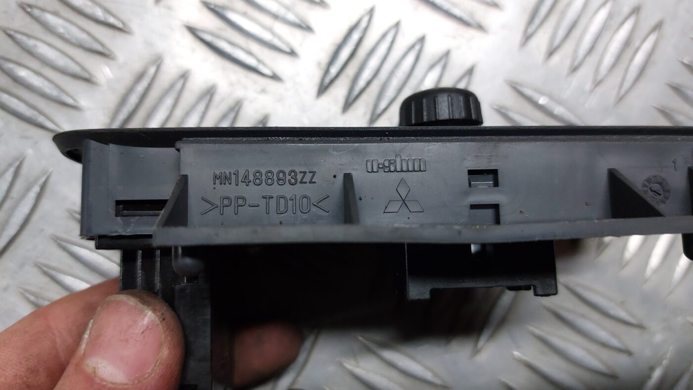 Spoguļa regulēšanas poga priekš MITSUBISHI COLT 2007 3 Spoguļa regulēšanas poga priekš MITSUBISHI COLT 2007