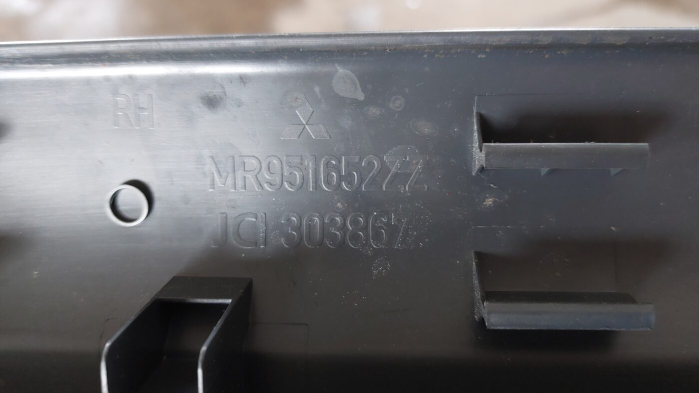 Sliekšņa priekšēja laba uzlika (salonā) priekš MITSUBISHI COLT 2007 3 Sliekšņa priekšēja laba uzlika (salonā) priekš MITSUBISHI COLT 2007