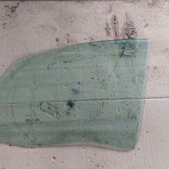 Priekšējo kreiso durvju stikls priekš MITSUBISHI COLT 2007