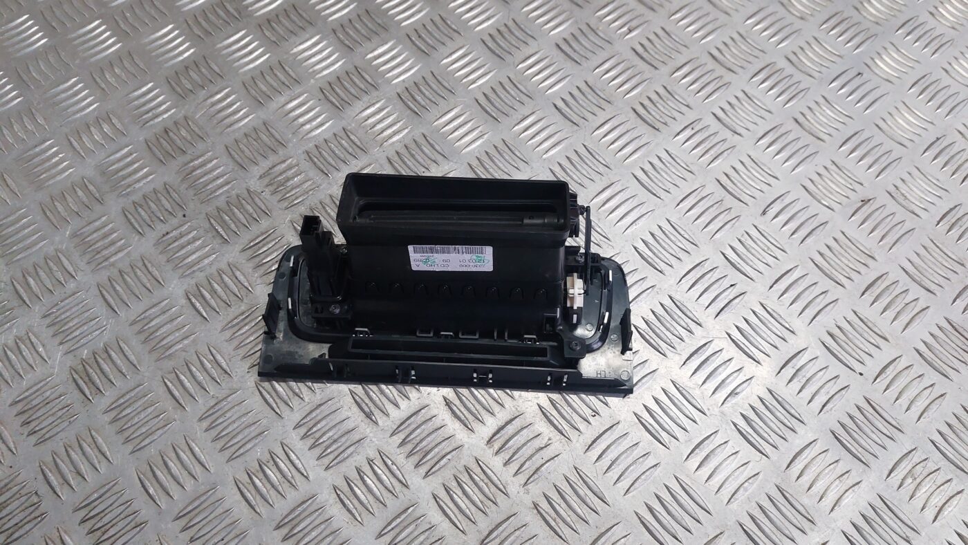 Mērinstrumentu paneļa gaisa vads, centrā priekš VOLVO V60 2012 2 Mērinstrumentu paneļa gaisa vads, centrā priekš VOLVO V60 2012