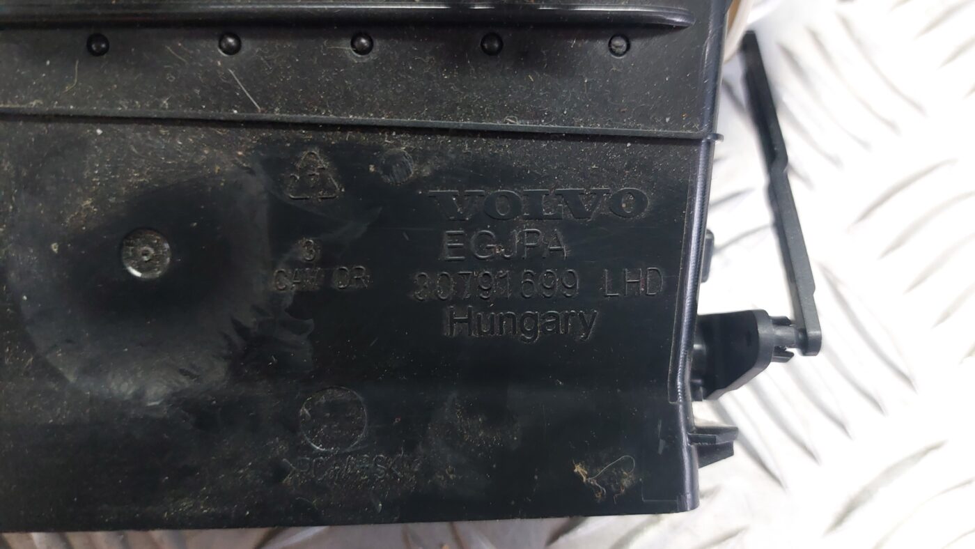 Mērinstrumentu paneļa gaisa vads, centrā priekš VOLVO V60 2012 4 Mērinstrumentu paneļa gaisa vads, centrā priekš VOLVO V60 2012