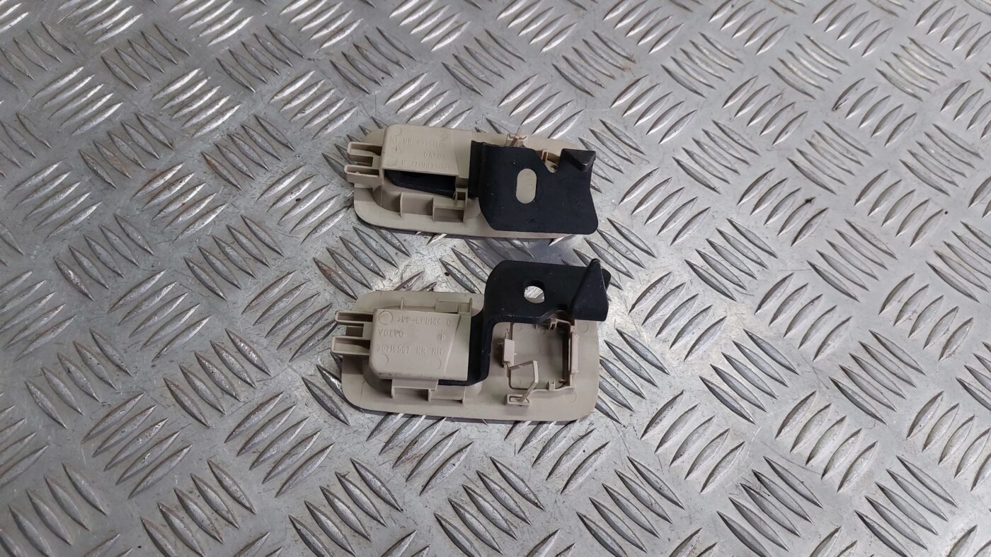 Kravas stiprināšanas eņģe bagāžniekā priekš VOLVO V60 2012 2 Kravas stiprināšanas eņģe bagāžniekā priekš VOLVO V60 2012