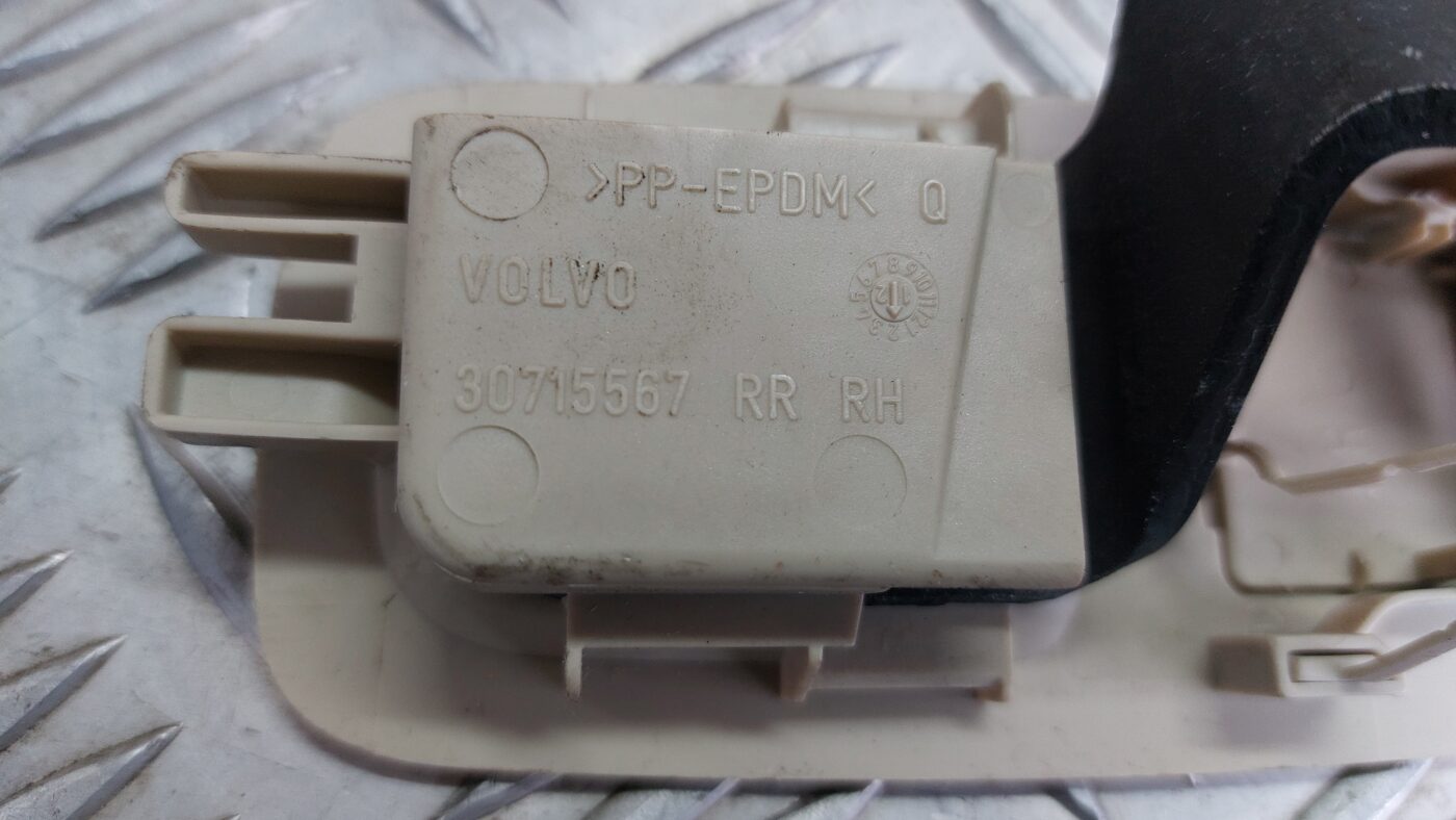 Kravas stiprināšanas eņģe bagāžniekā priekš VOLVO V60 2012 3 Kravas stiprināšanas eņģe bagāžniekā priekš VOLVO V60 2012