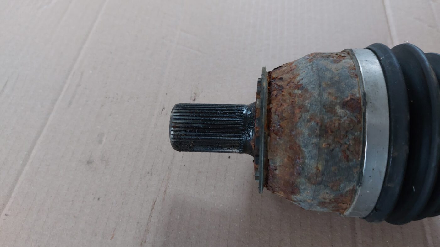 Pusass priekšējā kreisā priekš VOLVO V60 2012 2 Pusass priekšējā kreisā priekš VOLVO V60 2012