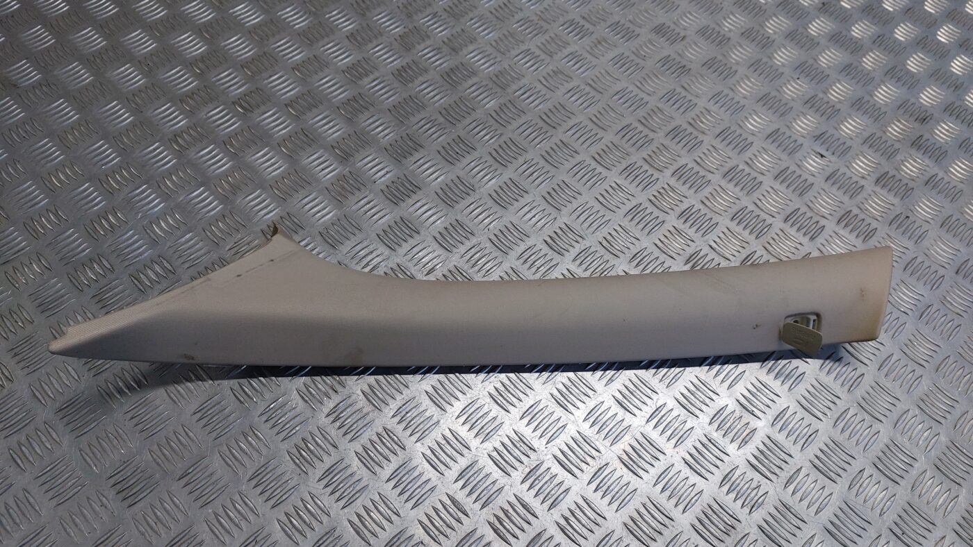 Priekšējas salona statnes apdare priekš VOLVO V60 2012 1 Priekšējas salona statnes apdare priekš VOLVO V60 2012