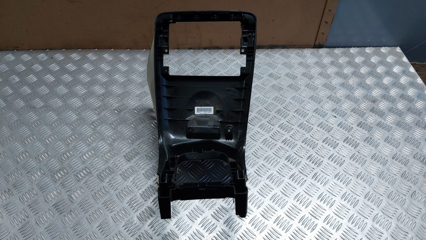 Centrālās konsoles iekšējā plastmasa priekš VOLVO V60 2012 1 Centrālās konsoles iekšējā plastmasa priekš VOLVO V60 2012